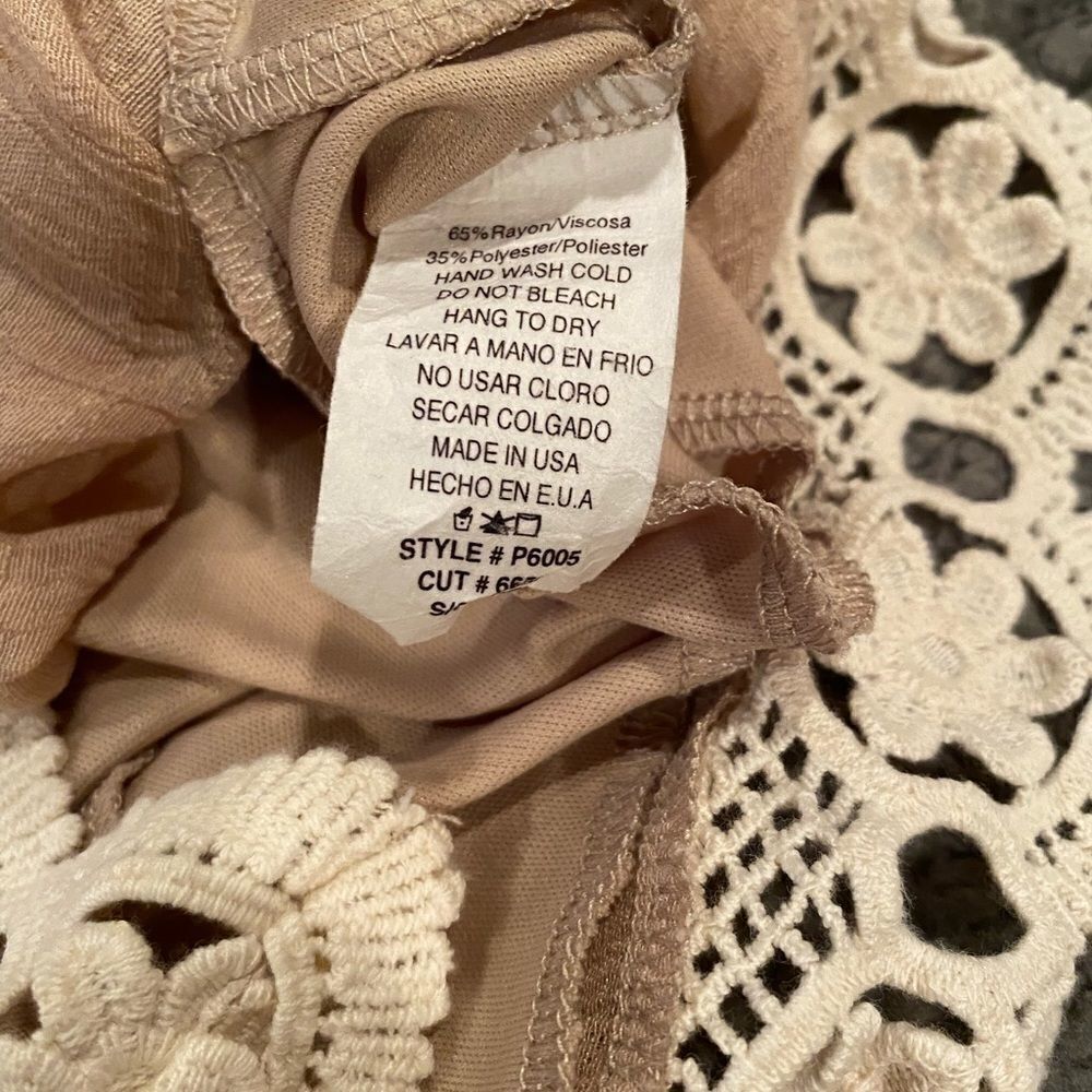 2Tee Couture Tan Lace Shorts Size Small - Picture 5 of 9